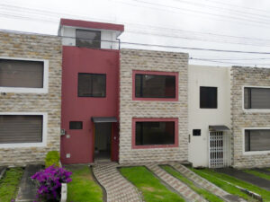 Casa en Venta Conjunto Seguro Piscina Selva Alegre Sangolqui